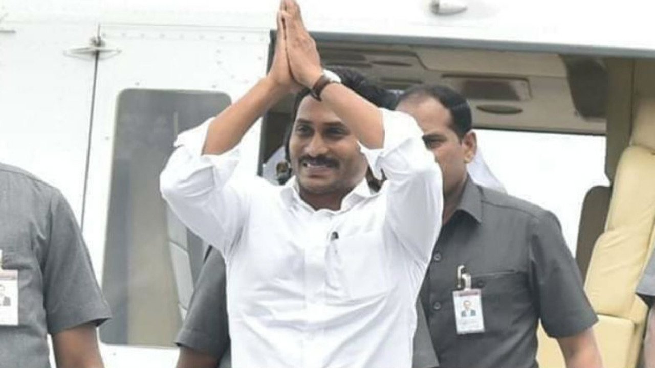ఏపీ రాజకీయాలను షేక్ చేసేలా జగన్ సంచలన నిర్ణయం..